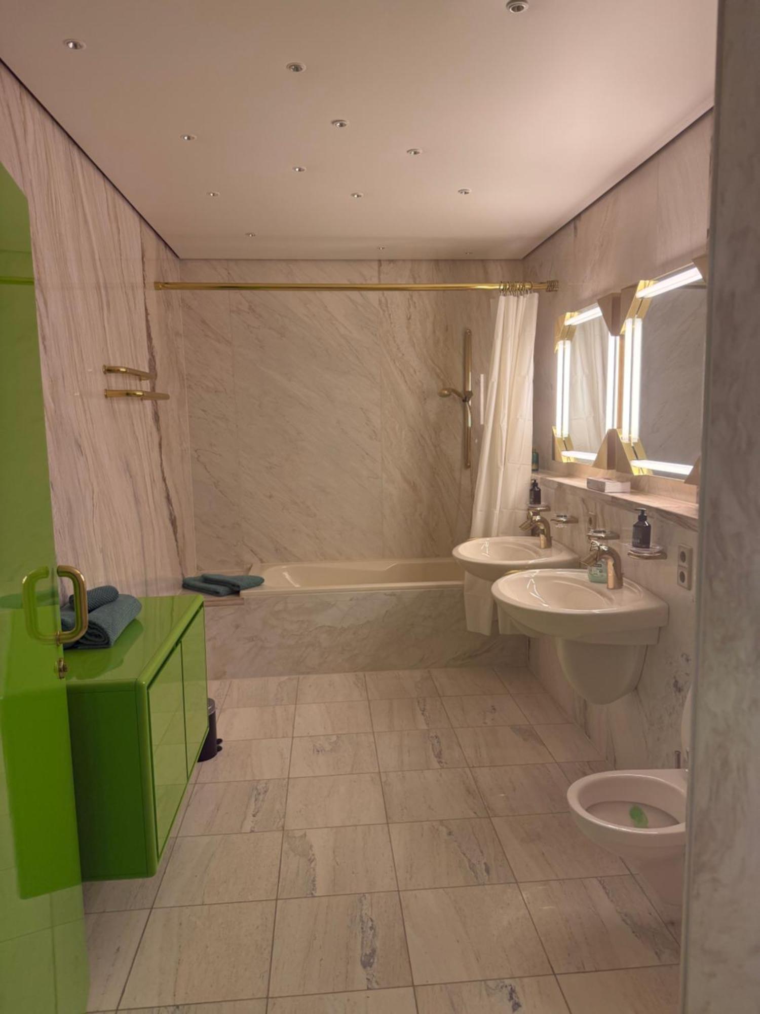 Unique In A Dream Location Apartment München